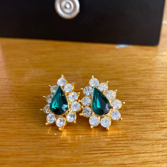 earrings with emerald stone - Picture 1 of 3